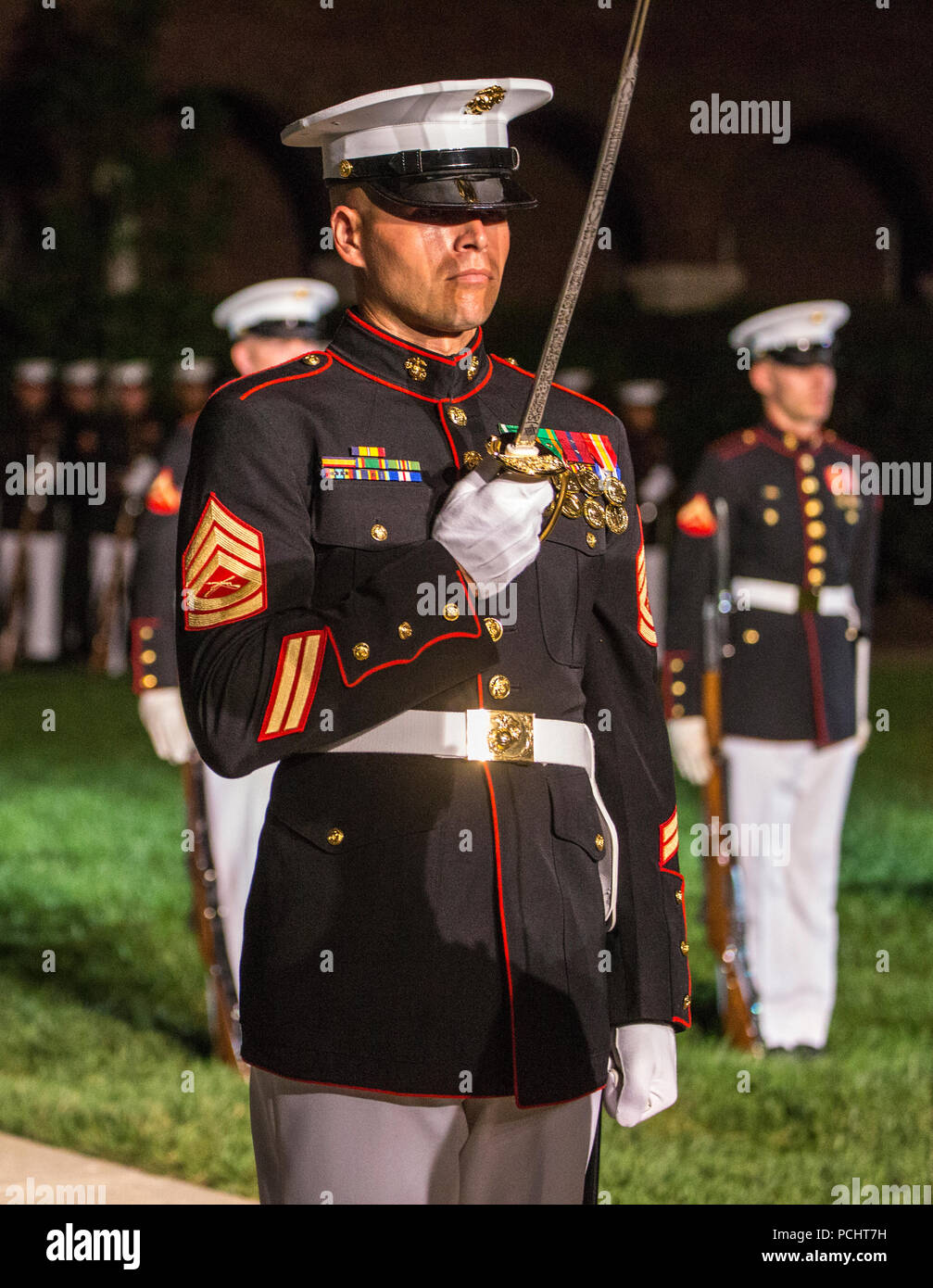 Gunnery Sgt. Michael Charneske, platoon Sergeant, US Marine Corps leise Bohren Platoon, macht ein Schwert salute während des Staff-Noncommissioned Officer Freitag Abend Parade bei Marine Barracks Washington D.C., 27. Juli 2018. Während der NATURSCHUTZBEHÖRDE Freitag Abend Parade, NATURSCHUTZBEHÖRDE der Knüppel von wichtigen Führungskräften' marching Positionen in der Regel von den Offizieren und Unteroffizieren nicht übernehmen. Charneske übernahm die Position der SDP Platoon Commander für die Parade. Stockfoto