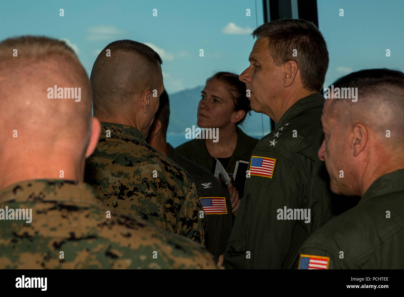 U.S. Navy Adm. Philip S. Davidson, mitte-rechts, Kommandeur der US-Indo-Befehl, und andere ältere ranking Navy und des US Marine Corps Führung tour Marine Corps Air Station Iwakuni, Japan, 31. Juli 2018. Die Führer tourte das Air Station bei einem Besuch vor Ort, um die Fähigkeiten der WAB Iwakuni und dem Mieter Befehle zu sehen. (U.S. Marine Corps Foto von Lance Cpl. Andrew Jones) Stockfoto
