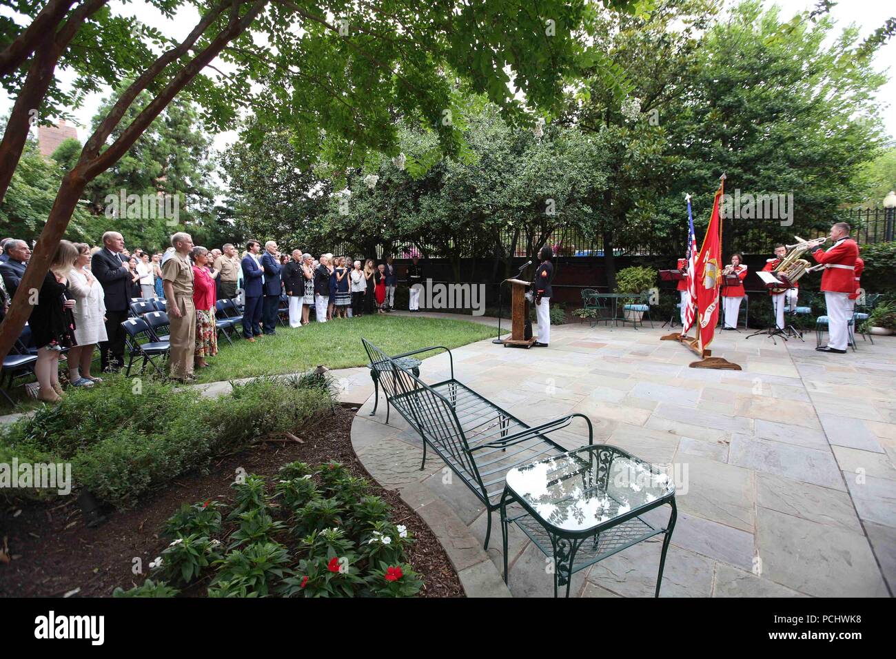 Gästen stehen während der Werbeaktion Zeremonie bei Marine Barracks Washington, D.C., 30. Juli 2018 statt. Us Marine Oberst Daniel J. Lecce war zum Generalmajor befördert und als das Personal Judge Advocate zum Kommandanten des Marine Corps ernannt. (U.S. Marine Corps Foto von Sgt. Olivia G. Ortiz) Stockfoto