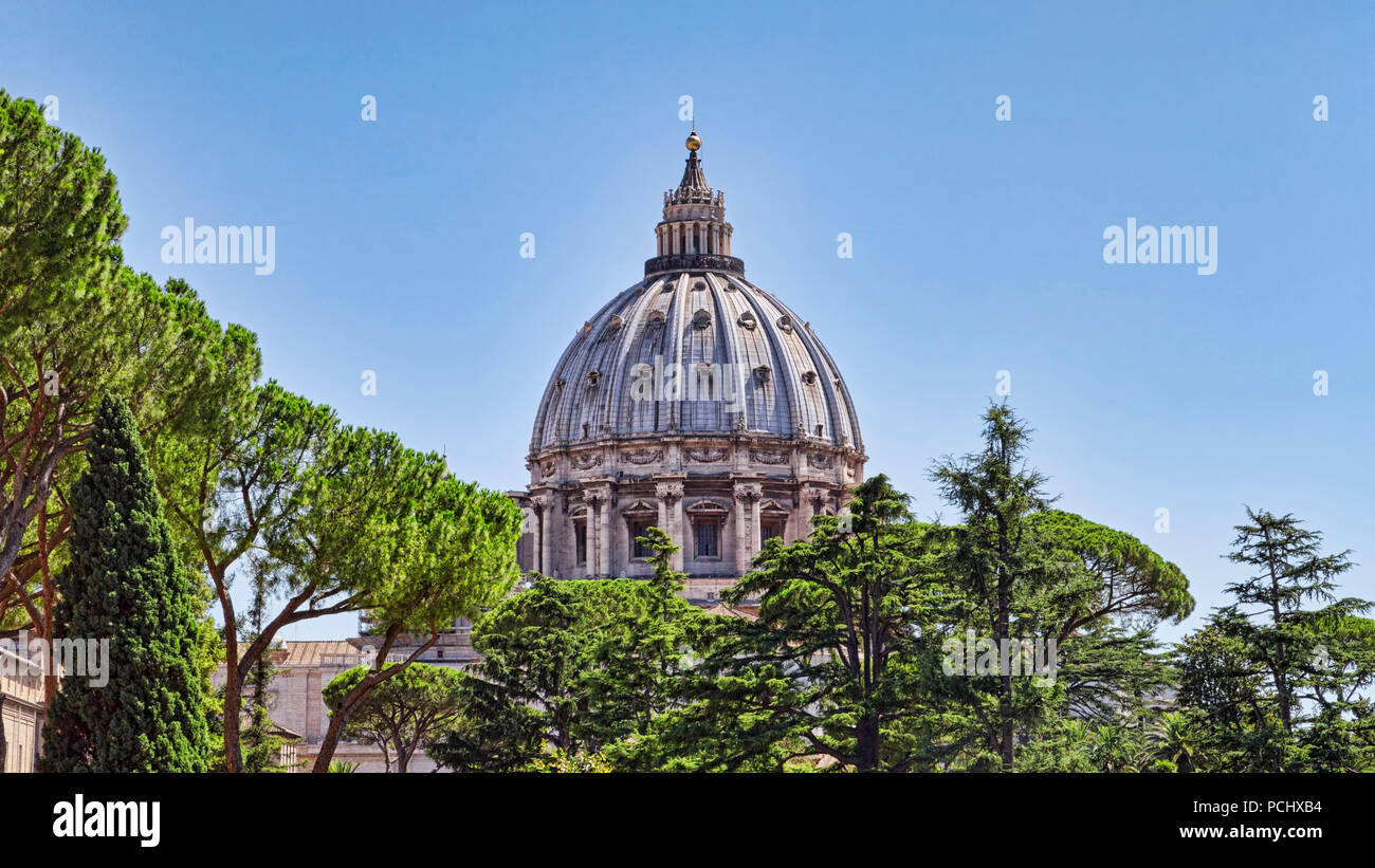 Rom, Italien, 19. Juli 2018: Die berühmte Kuppel des Petersdoms im Vatikan - der Vatikan Stockfoto