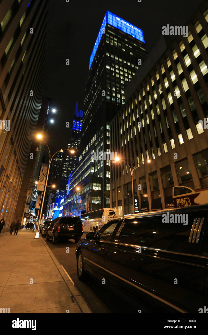 Schwarze Limousine vor der Barclays Capital Bank Gebäude in der Nähe des Times Square in Manhattan, New York City, United States Stockfoto