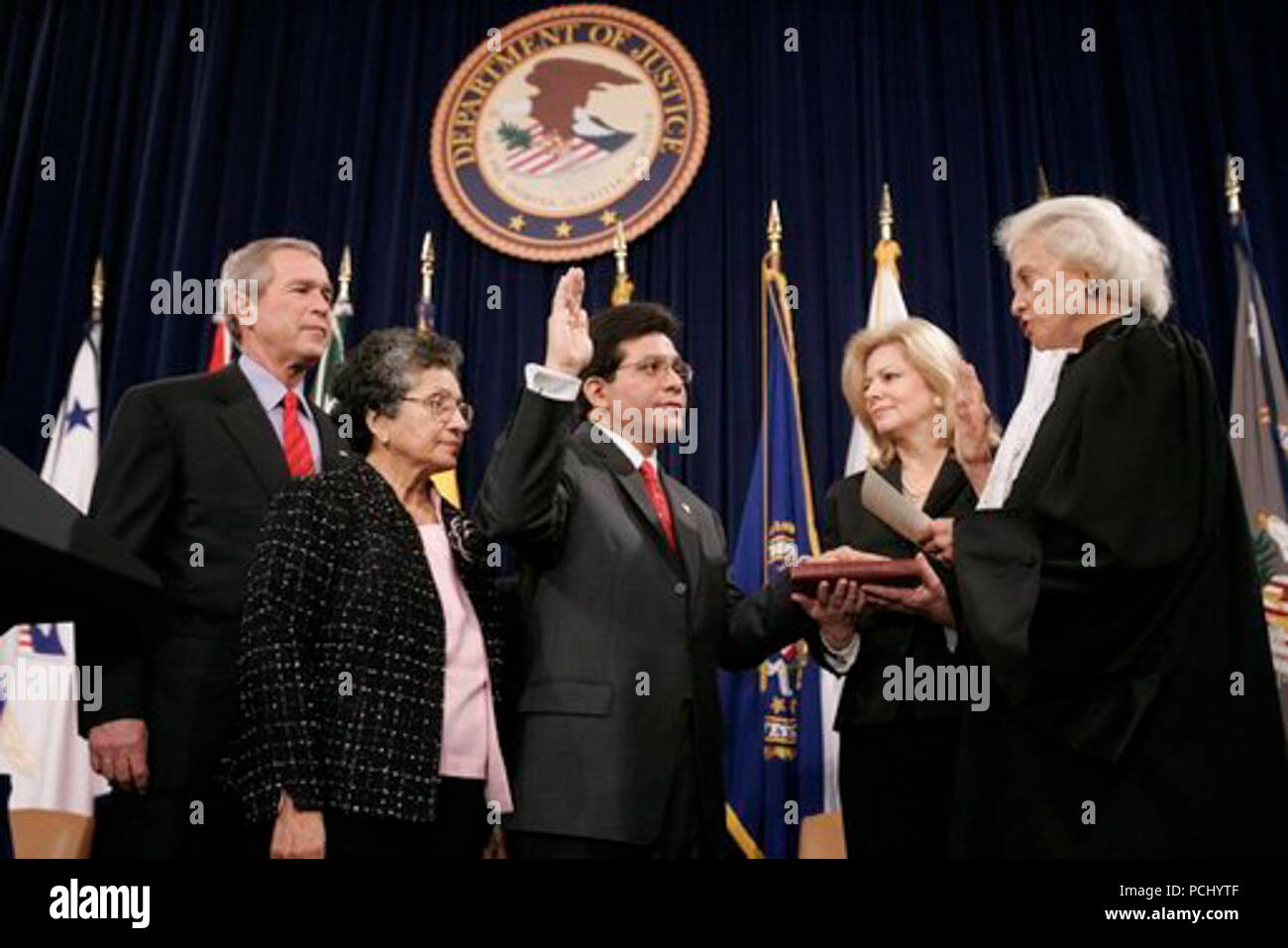 Alberto Gonzales - amtseid (2005-02-14). Stockfoto