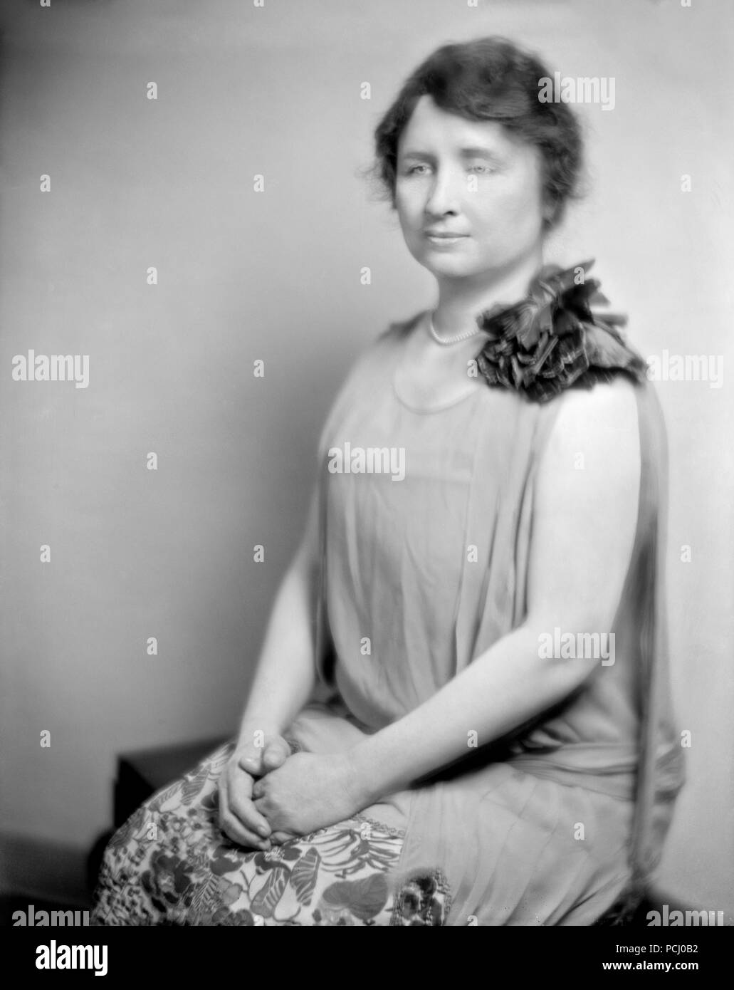 Helen Keller, sitzt das Tragen einer Blume und Suchen in einem Undatierten portrait Links. Helen Keller (Juni 27, 1880 - Juni 1, 1968) war ein US-amerikanischer Autor, politischer Aktivist, und Dozent. Sie war die erste taub-Blinder-Diplom zu erwerben. Stockfoto
