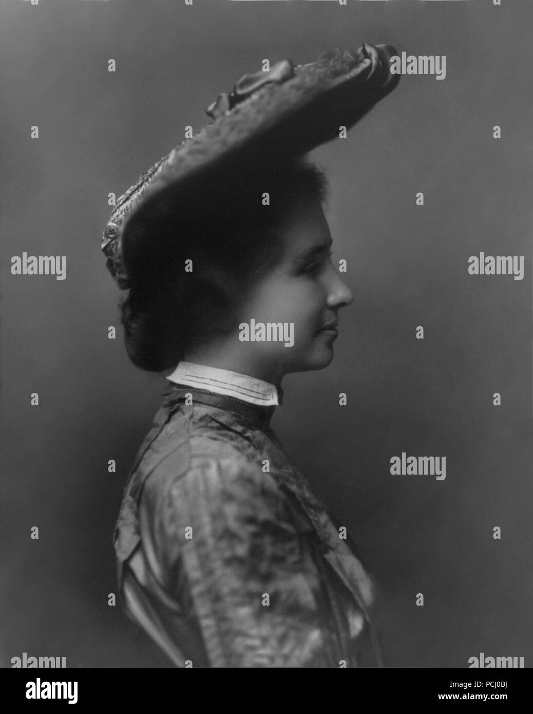 Helen Keller, Büste Portrait auf der Suche rechts, 8. Mai 1905. Helen Keller (Juni 27, 1880 - Juni 1, 1968) war ein US-amerikanischer Autor, politischer Aktivist, und Dozent. Sie war die erste taub-Blinder-Diplom zu erwerben. Stockfoto