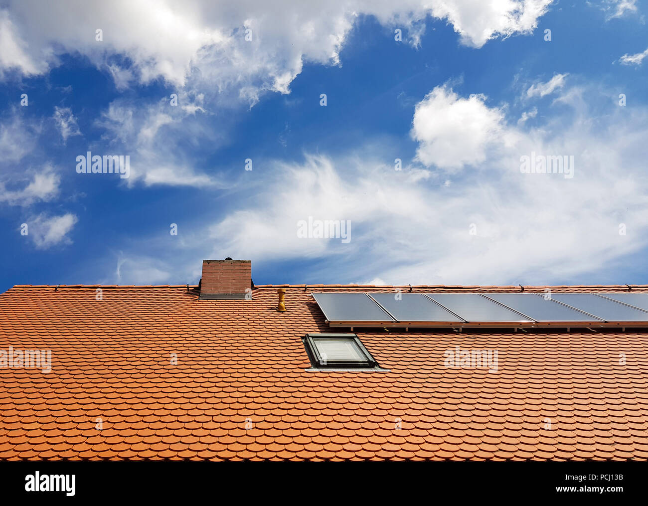 Sonnenkollektor für Warmwasser System ansammeln Sonnenlicht Energie mit blauem Himmel. Stockfoto