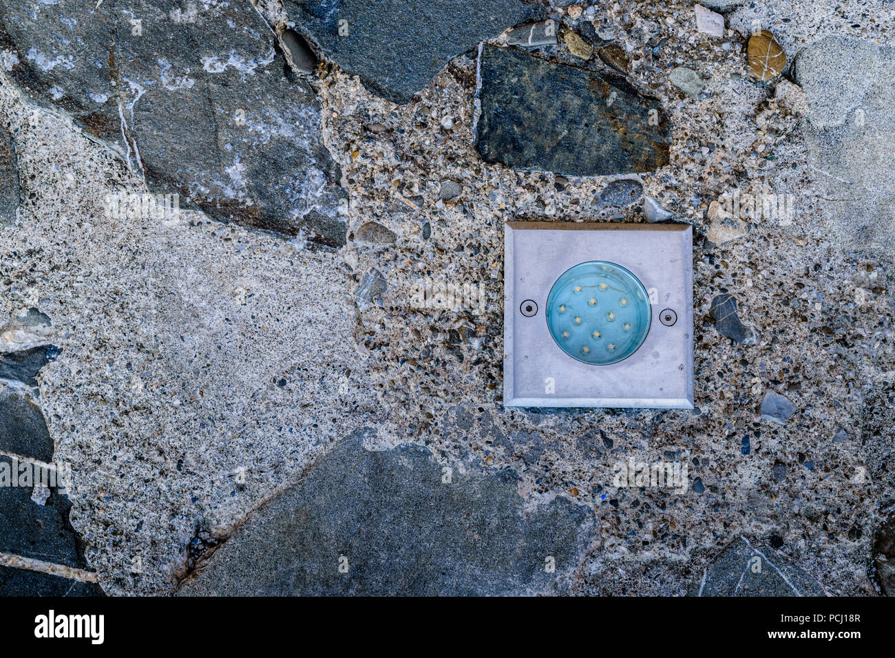 Outdoor floor LED Lampe im natürlichen Fels Pflaster installiert. Stockfoto