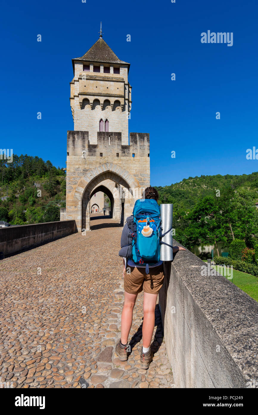 Pilger auf der Pont Valentre Brücke (UNESCO-Weltkulturerbe), Santiago de Compostela Wallfahrt Straße, Fluss Lot, Cahors, Departement Lot, Royal, Frankreich Stockfoto