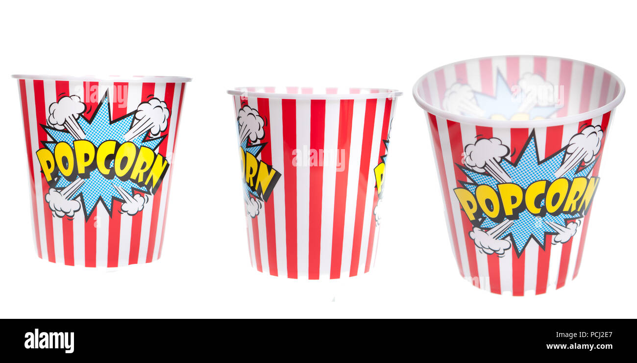 Popcorn Warenkorb auf weißem Hintergrund. Kino Lecker Snack Stockfoto