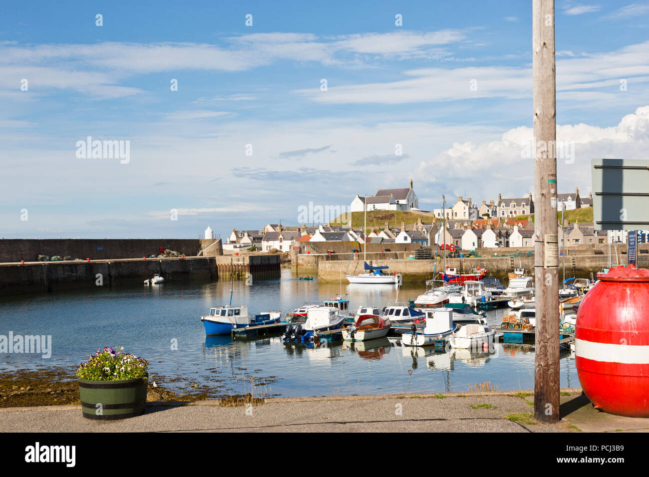 Blick über den Hafen von Findochty auf den Moray Firth in Schottland Stockfoto