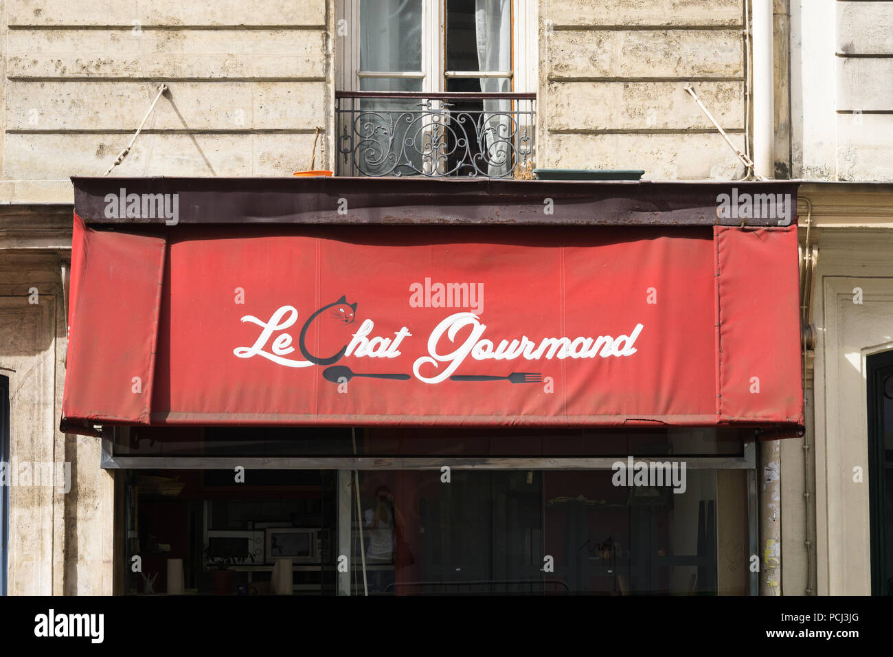 Paris 11. arrondissement - Markise eines Pariser Restaurant Le Chat Gourmand im 11. arrondissement. Frankreich, Europa. Stockfoto