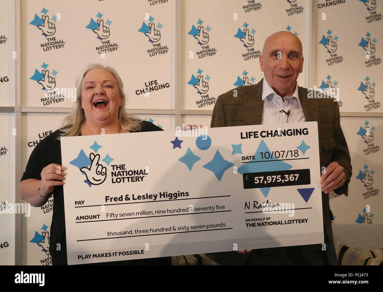 Rentnerehepaar Fred, 67, und Lesley Higgins, 57, von Laurencekirk, Aberdeenshire Feiern nach dem Sieg £ auf der Nationalen Lotterie EuroMillions Ziehung 57,9 Mio., im Marcliffe Hotel in Aberdeen. Stockfoto