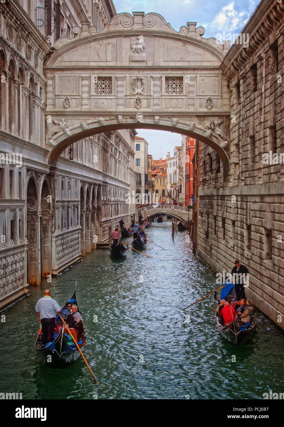 Venedig, Kanäle, Italien, Gondel, Europa, Venezianische, Liebe, romantische, Gondoliere, Tourismus, Urlaub, Geschichte, Venezia, Reisen, Mittelmeer, berühmten Stockfoto