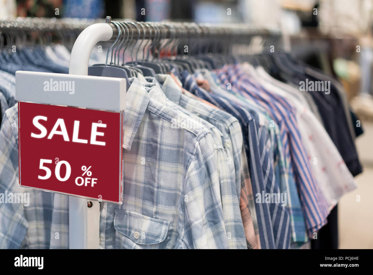 Verkauf einkaufen, Verkauf 50% off-label-Schild Aufkleber vor shirt shop, verkauf Shopping Season für Rabatt Display Marketing Geschäft advertiseme Stockfoto