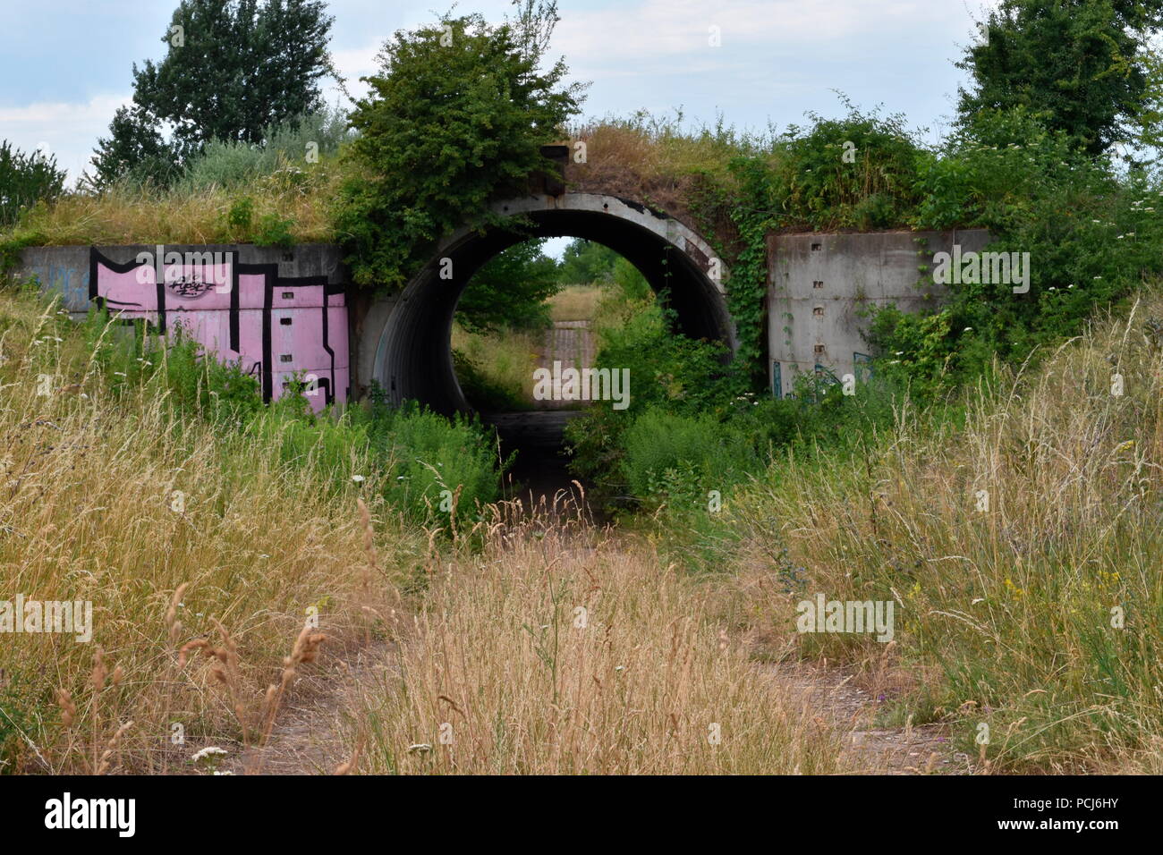 Verlorene Orte, einsame Militärflugplatzes, Tunnel, Graffiti, vergessen, Ungarn Stockfoto