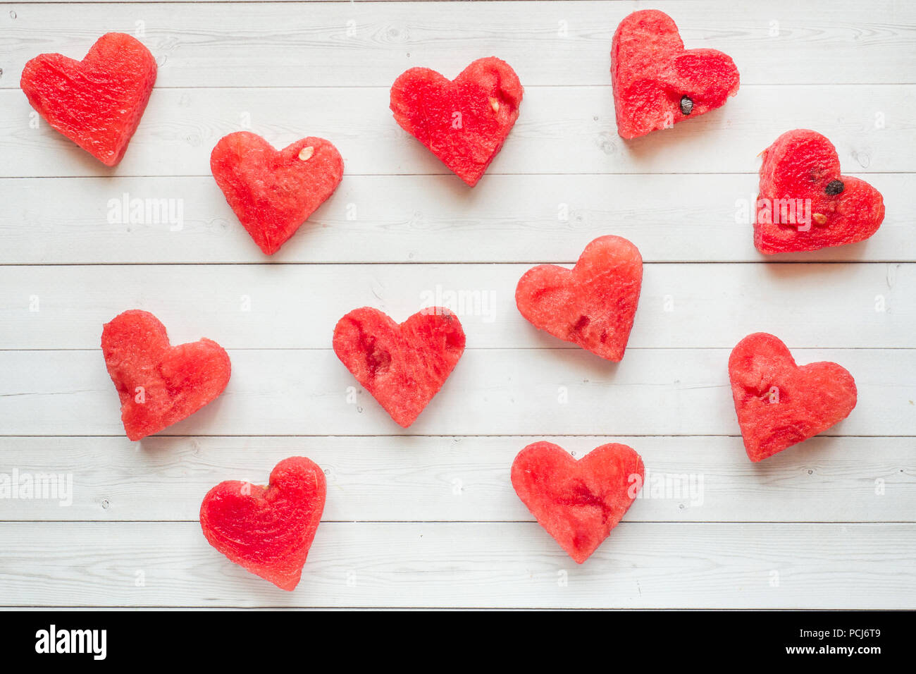 Herzen geschnitzt aus der Wassermelone. Konzept der Valentinstag. Stockfoto