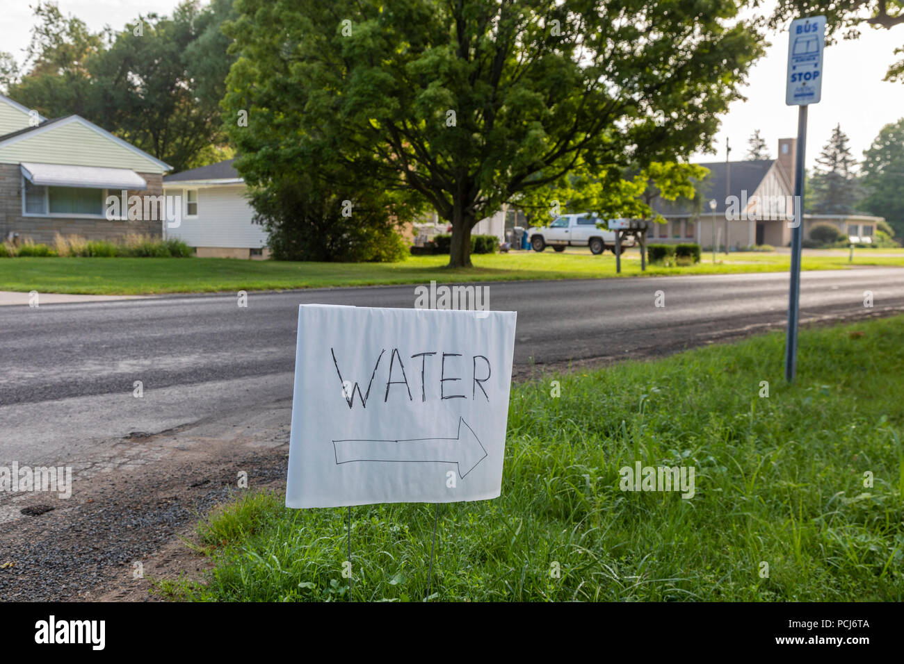 Pergament, Michigan - eine handgefertigte Schild weist den Weg zu einer Verteilung von Wasser. Freiwillige wurden die Verteilung von Mineralwasser zu den Bewohnern nach High Stockfoto