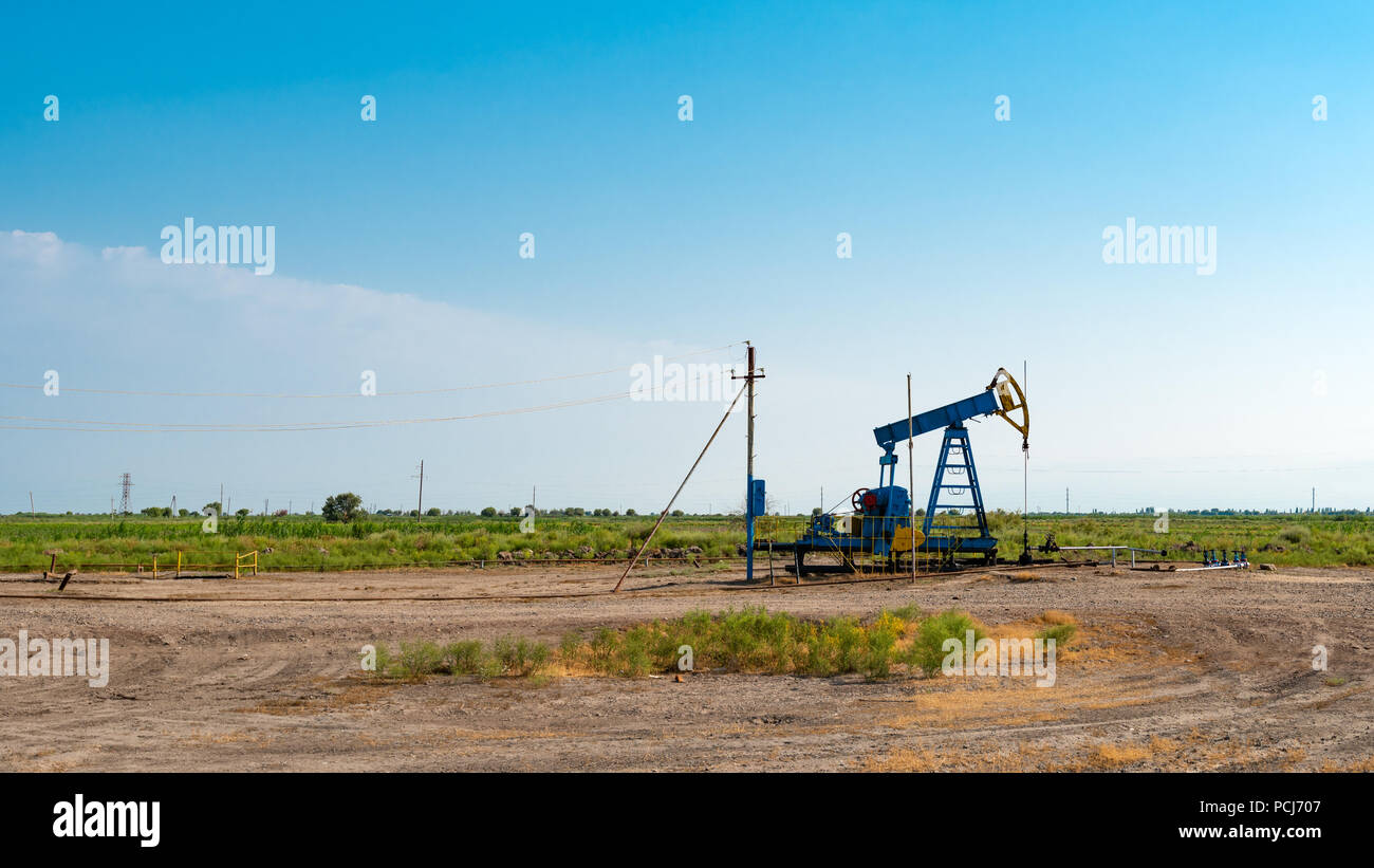 Ölpumpe in der Steppe Stockfoto