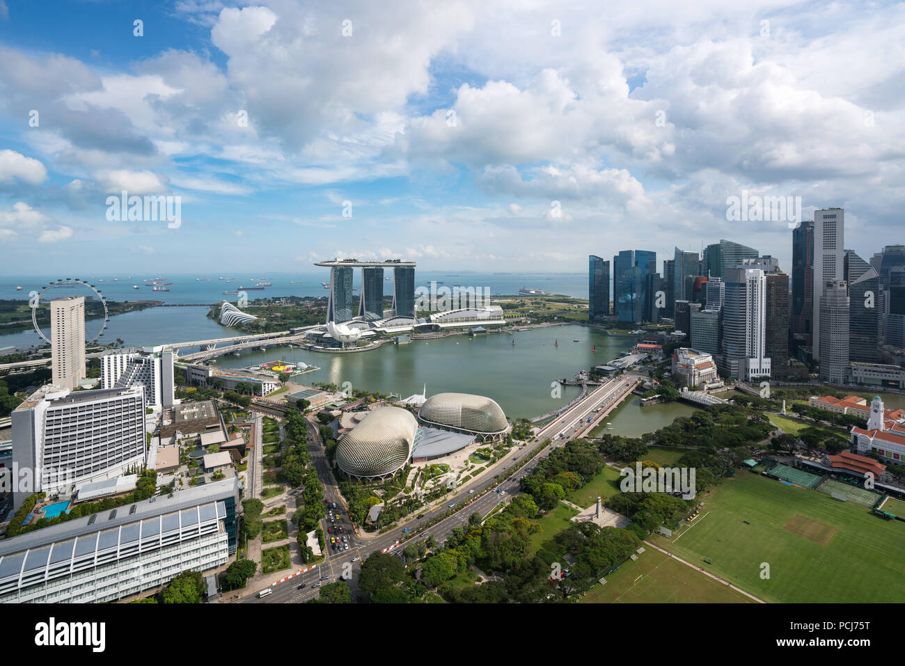 Luftaufnahme von Singapurs Geschäftsviertel und Stadt mit Wahrzeichen am Nachmittag in Singapur, Asien. Stockfoto