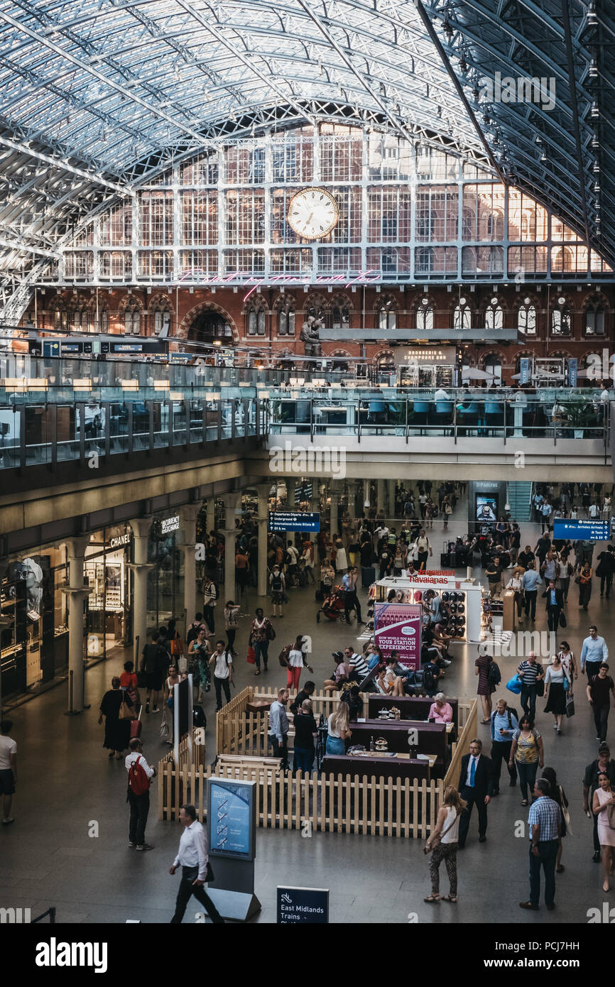 Innenraum von St. Pancras Station, Ansicht von oben. St. Pancras ist einer der größten Bahnhöfe in London und ein Zuhause für Eurostar. Stockfoto