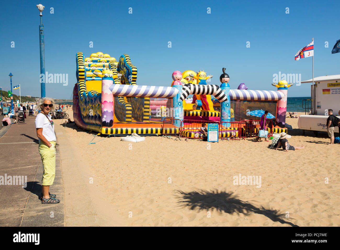 Eine Hüpfburg auf der Promenade in Bournemouth, Dorset, Großbritannien. Stockfoto