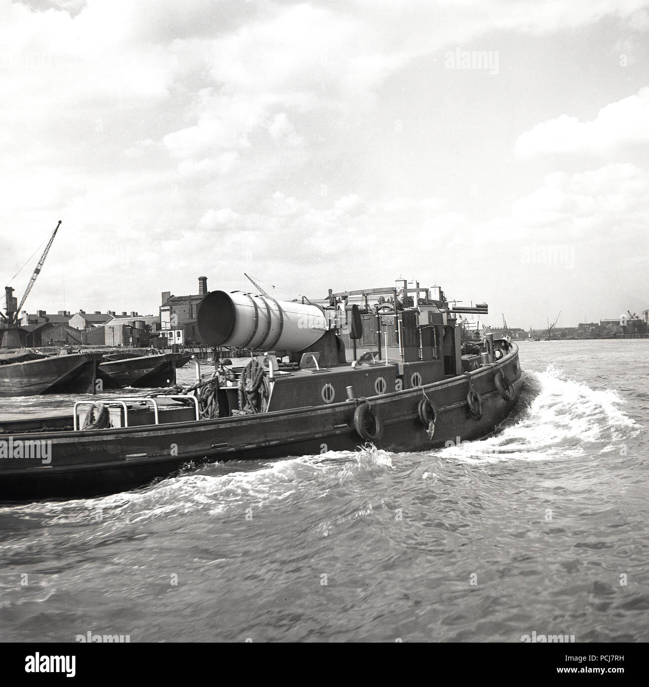 1950, historische, einem Schlepper Boot die Themse, London, England, UK. Schlepper oder Schleppern sind kleine, aber leistungsstarke Marine Schiffe, Schleppen oder Schieben, Schleppkähne und largs Schiffe in Häfen und Docks. Stockfoto