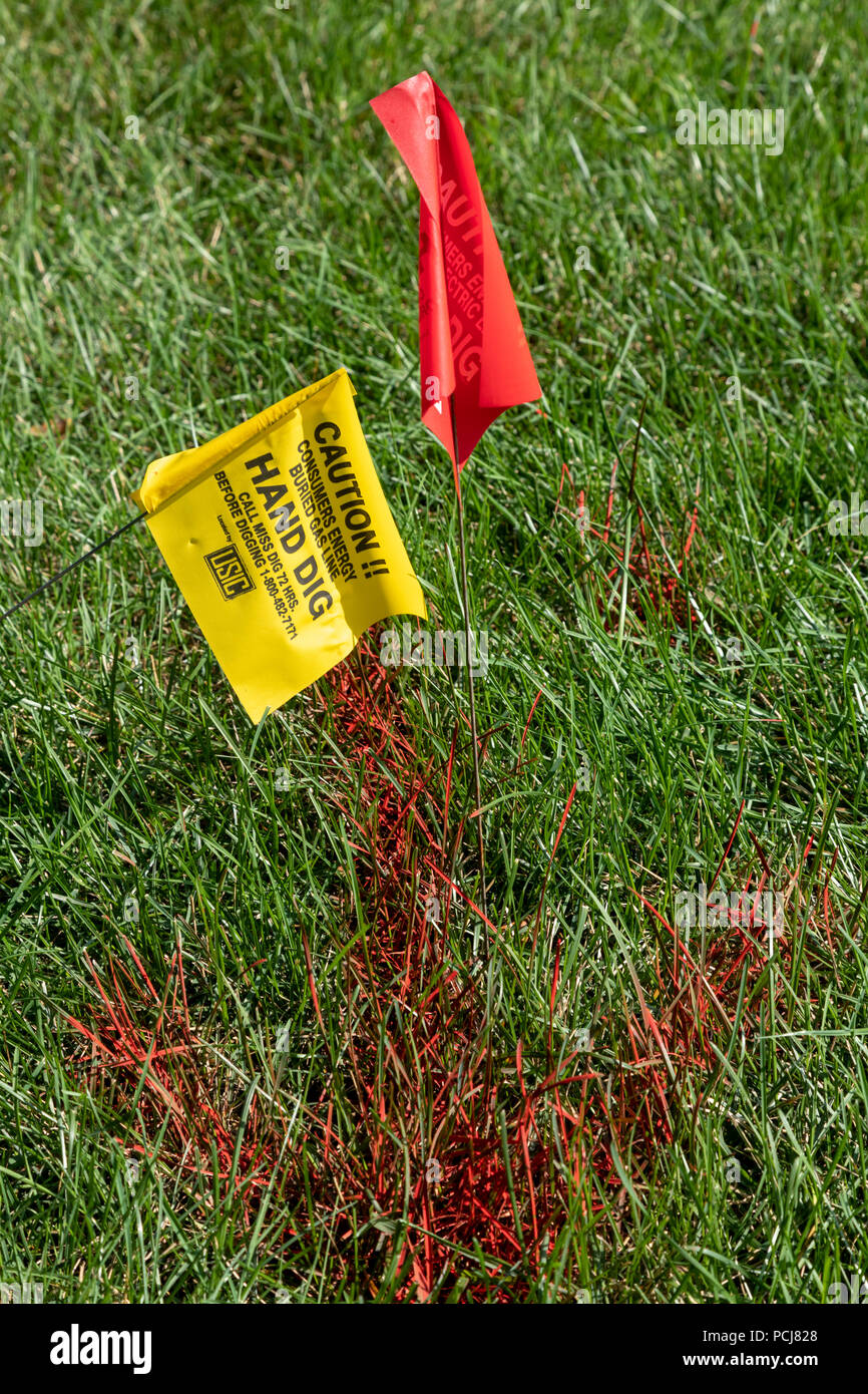 Pergament, Michigan - Utility platziert Flags in der Nähe eines Bauvorhabens warnen der Graben in der Nähe von Erdgas. Stockfoto