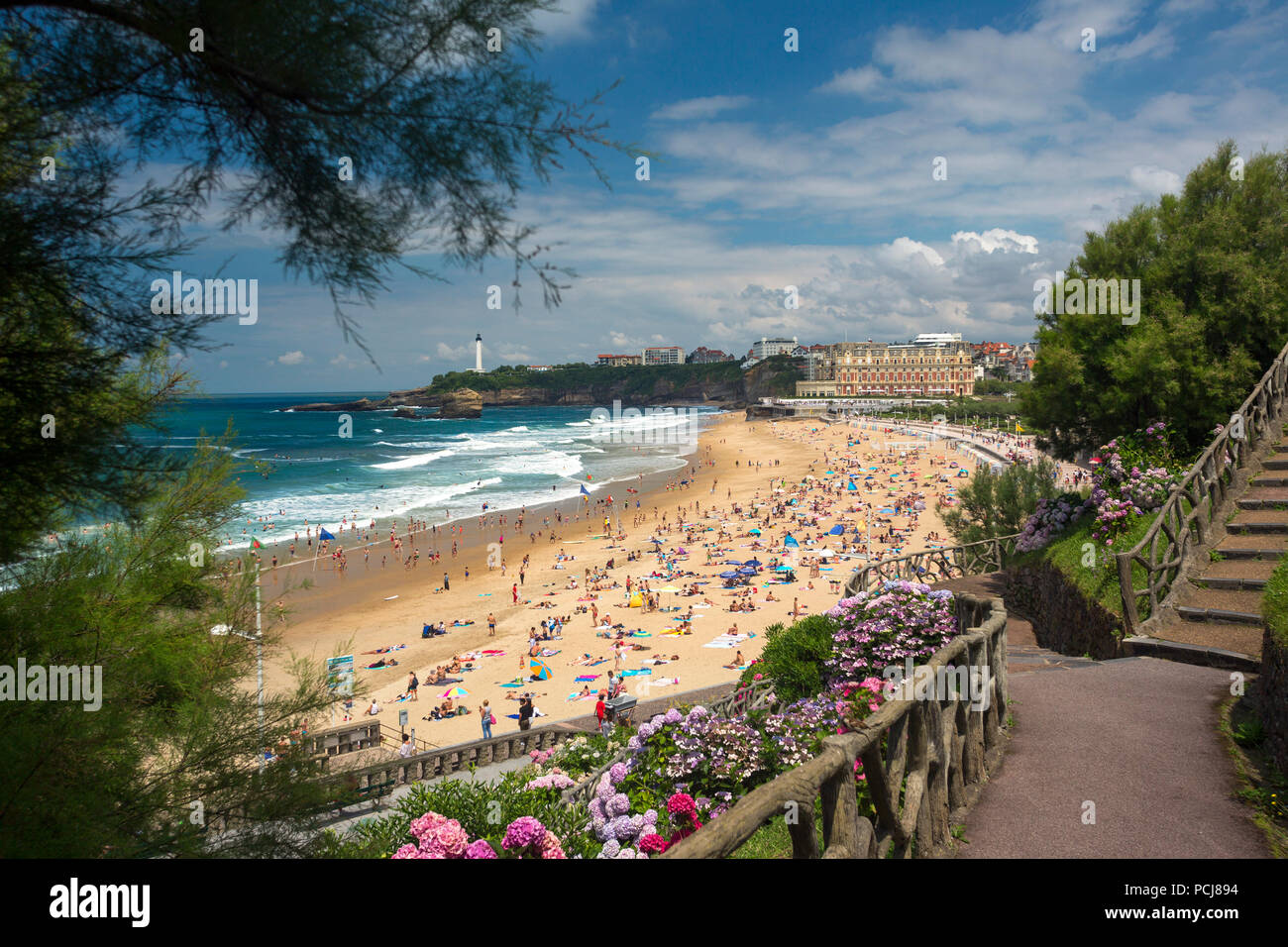 Der große Strand von Biarritz und das Miramar Beach (Côtes-d'Armor - Bretagne - Frankreich). Stockfoto