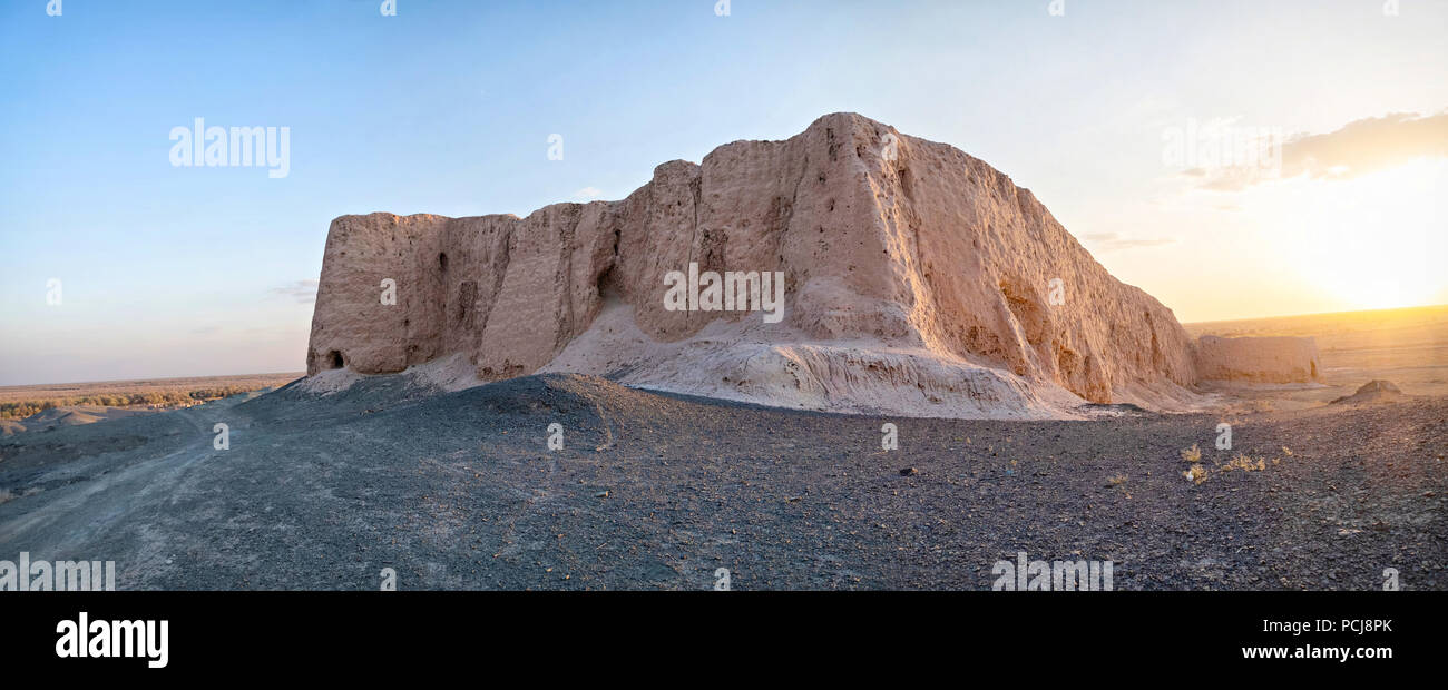Blick auf die Ruinen von Djanpik Qala: 9. und 10. Jahrhunderts Khorezm fotress auf Sonnenuntergang, Region Karakalpakstan, Usbekistan Stockfoto