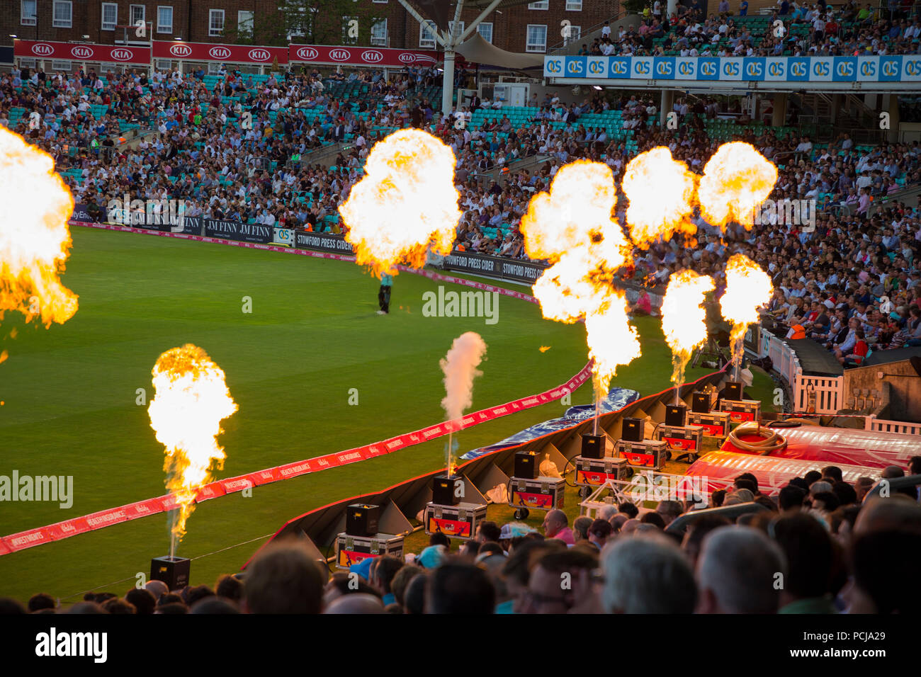 Gasflamme Brenner Brenner wird in der Feier während des 20./20 Tag/Nacht match Am Kia Oval Cricket Ground, Kennington, London gefeuert. UK. (100) Stockfoto