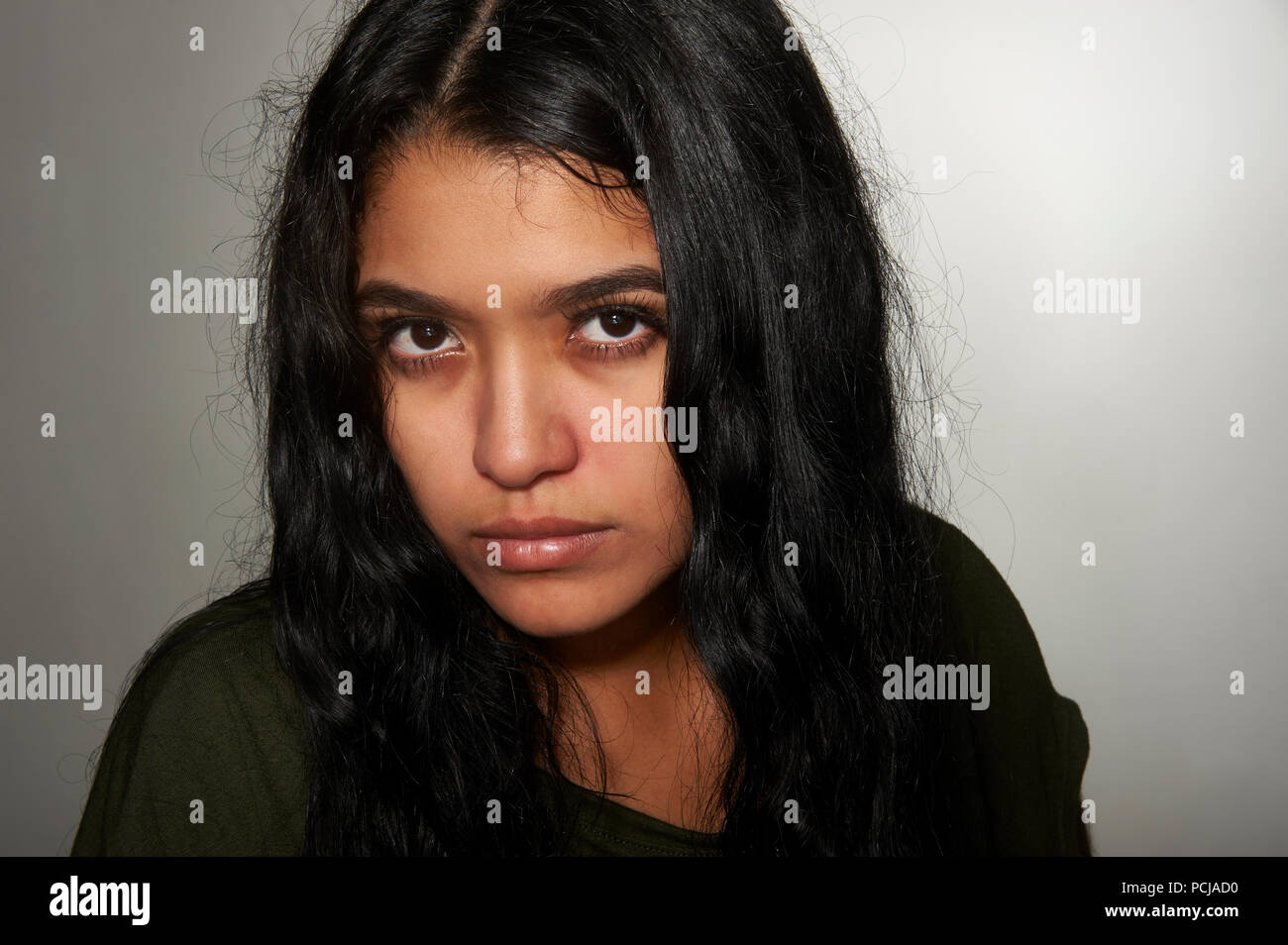 Portrait von 17 Jahre alten Jugendlichen Mädchen mit Grippesymptomen Stockfoto