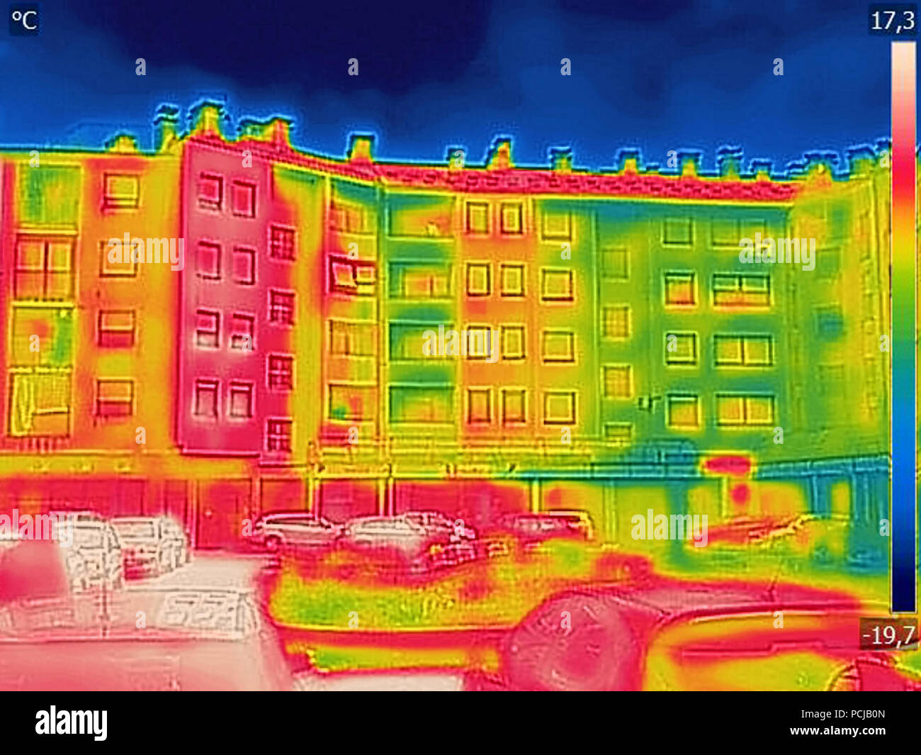 Erkennung von Verlustwärme außerhalb mit Infrarot Wärmebildkamera Gebäude Stockfoto