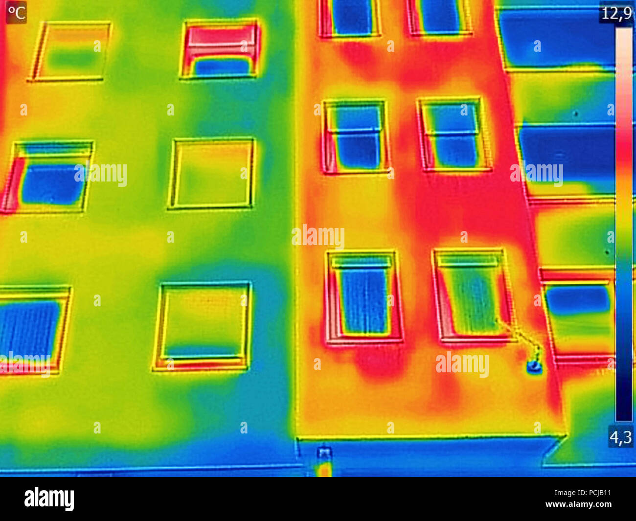 Erkennung von Verlustwärme außerhalb mit Infrarot Wärmebildkamera Gebäude Stockfoto