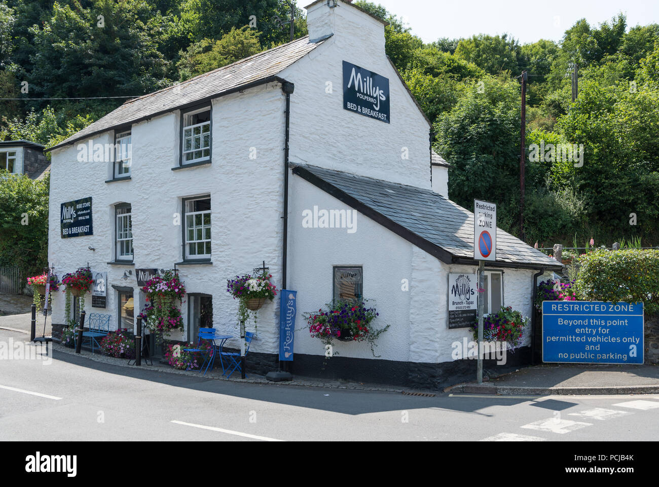 Milly's Bed & Breakfast, ein malerisches, weiß getünchtes Haus in Polperro, Cornwall, England, Großbritannien Stockfoto