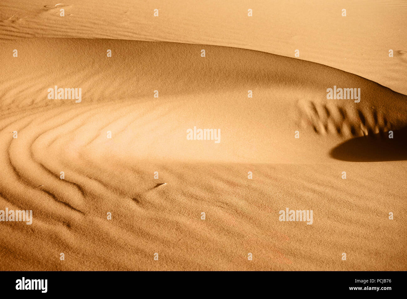 Wirbel Form, Strukturen und Mustern auf der Orange ripple Sand Oberfläche auf der Wüste Sahara. Stockfoto