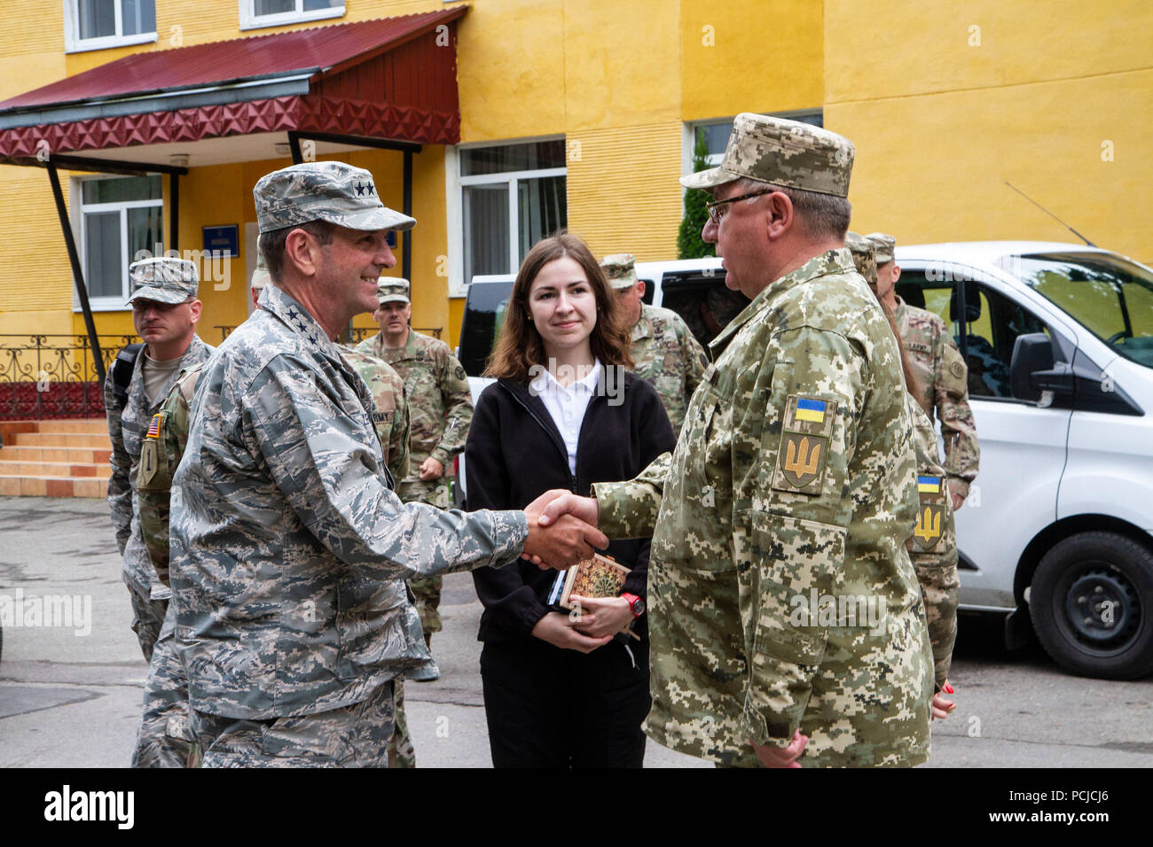 Chef der National Guard Bureau, General Joseph Lengyel, schüttelt Hände mit der Kommandant der Land Force Academy, Generalleutnant Tkachuk, Juli 31 in Yavoriv, Ukraine. Stockfoto