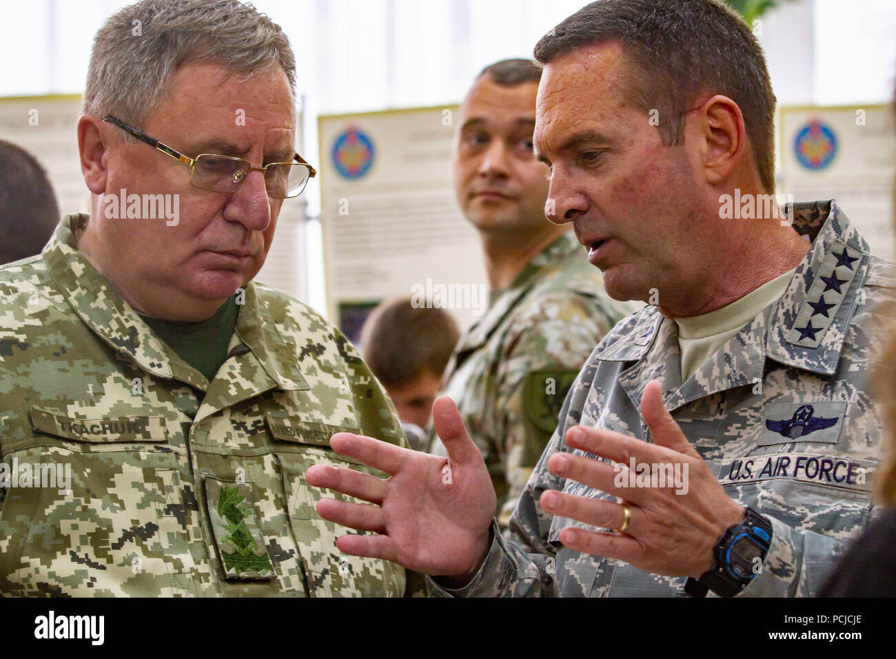 Allgemeine Lengyel spricht mit Generalleutnant Tkachuk während des Allgemeinen Besuch der Yavoriv CTC, Juli 31. Stockfoto