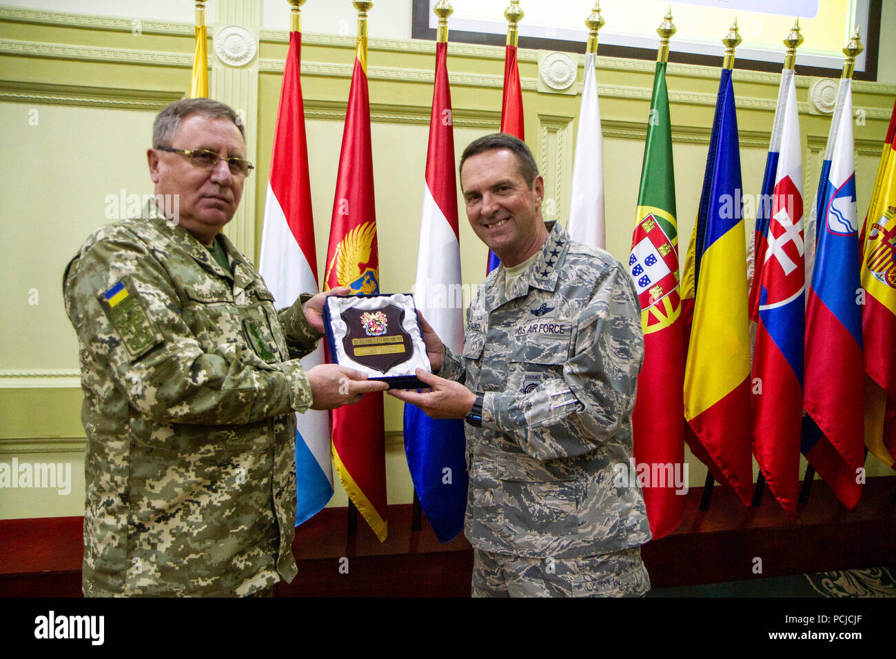 Allgemeine Lengyel erhält Plakette von Generalleutnant Tkachuk, 31. Juli an Yavoriv CTC. Stockfoto