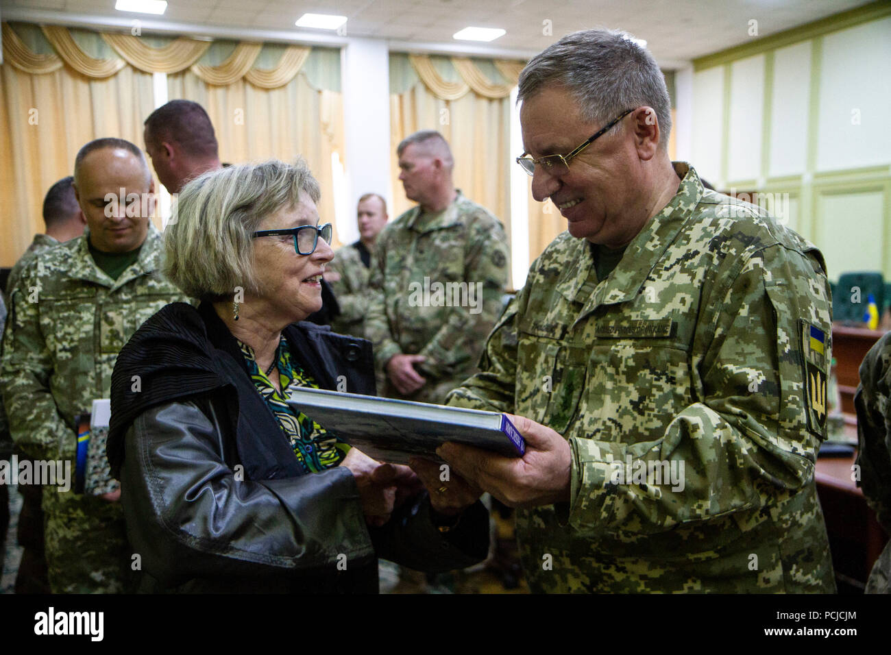 Gen. Lengyel's Frau, Sally erhält ein Buch von Generalleutnant Tkachuk während ihres Besuchs in der YAVORIV CTC, Juli 31. Stockfoto