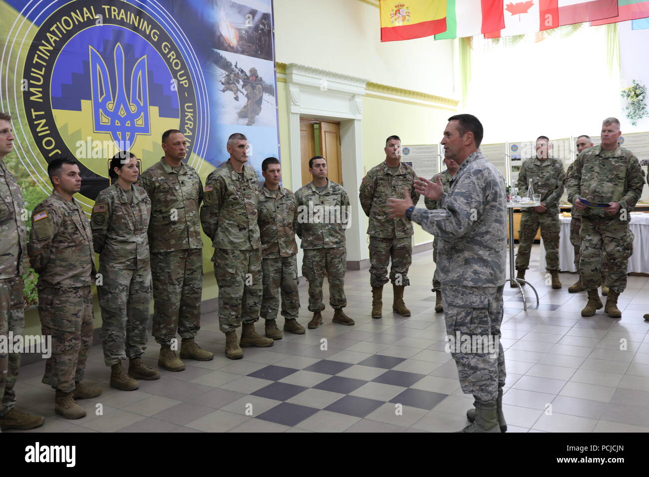 Der Chef der National Guard Bureau spricht für die Mitglieder der 27 IBCT und der 278Th ACR bei seinem Besuch in der YAVORIV CTC, Juli 31. Stockfoto