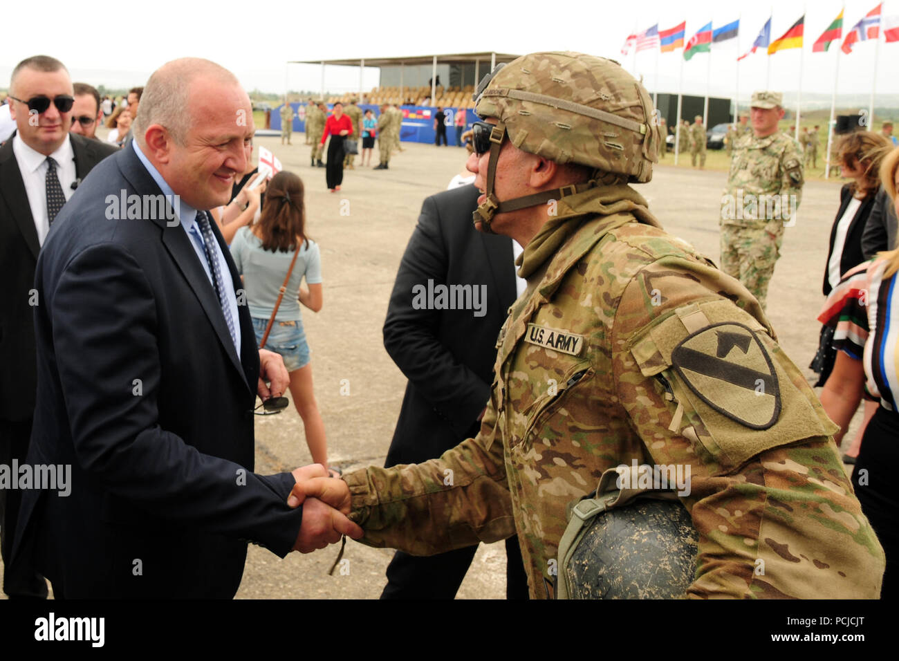 Präsident Georgiens, Giorgi Margvelashvili schüttelt die Hand der US-Armee Pvt. Nicholas Cardone, ein Soldat zu Charlie Company, 2nd Battalion, 5th Cavalry Regiment, 1st Armored Brigade Combat Team, 1.Kavallerie Division, bei der Eröffnung der edlen Partner 2018 in Wasiani Air Strip, Georgien, Aug 1, 2018. Edle Partner 2018 ist eine georgische Streitkräfte und US-Armee Europa kooperativ-led bei der Verbesserung der Bereitschaft und der Interoperabilität von Georgia, USA und teilnehmenden Nationen. Stockfoto