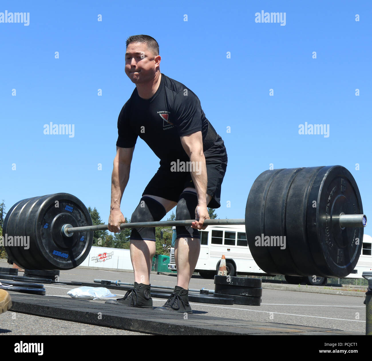 Sgt. Maj. Stephen Helton, command Sergeant Major, 7 Infanterie Division, führt eine deadlift Während vehla des Bajonett Krieger Athlete Programm ' Max Deadlift Herausforderung am 7. Infanterie Division-Hauptquartier am Joint Base Lewis-McChord, Washington, 27. Juli 2018. Die Veranstaltung, zu Ehren der 7.infanteriedivision Ehrenmedaille Preisträger benannt, PFC Henry Svehla bildete die Kandidaten gegeneinander an, um zu bestimmen, das maximale Gewicht im Vergleich zu ihrem Körpergewicht angehoben. Stockfoto