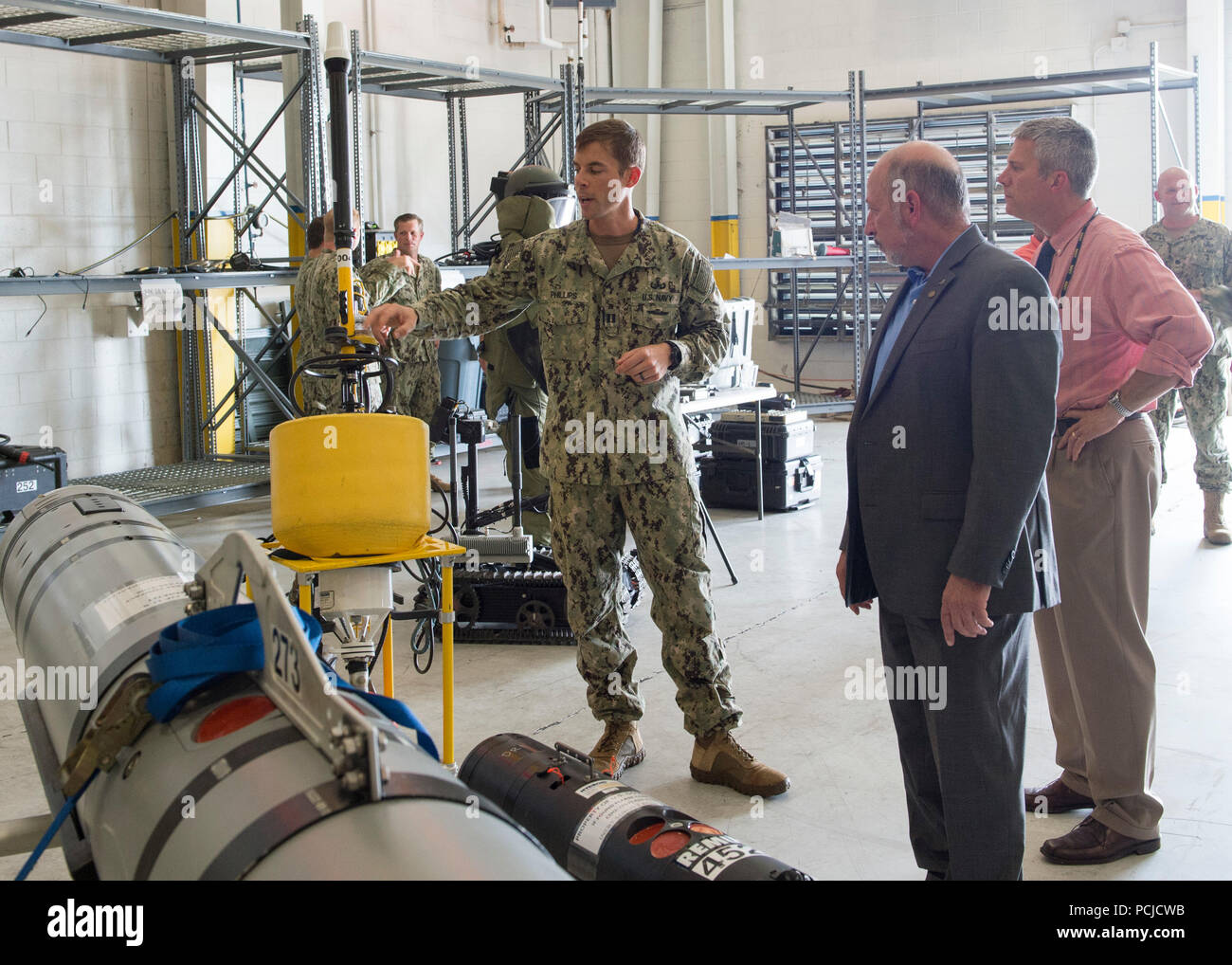 180731-N-AP 176-0080 Virginia Beach, Virginia (31. Juli, 2018) Frank DiGiovanni, Assistent des stellvertretenden Leiters der Naval operations für Manpower, Personal, Ausbildung und Bildung, Recht, spricht mit einem Beseitigung von Explosivstoffen Techniker auf Explosive Ordnance Disposal Group 2 über Ausrüstung zugeordnet, die während eines Besuchs auf Marine Expeditionary Combat Command (NECC) an gemeinsamen Expeditionary Base Little Creek. NECC ermöglicht Marine Expeditionary Kampfeinsätze zu bekämpfen, unterstützen, und zur Bekämpfung der Service Support Missionen im gesamten Spektrum der Naval, gemeinsame auszuführen, und kombinierte Operationen, die den Zugang für die Freigabe Stockfoto