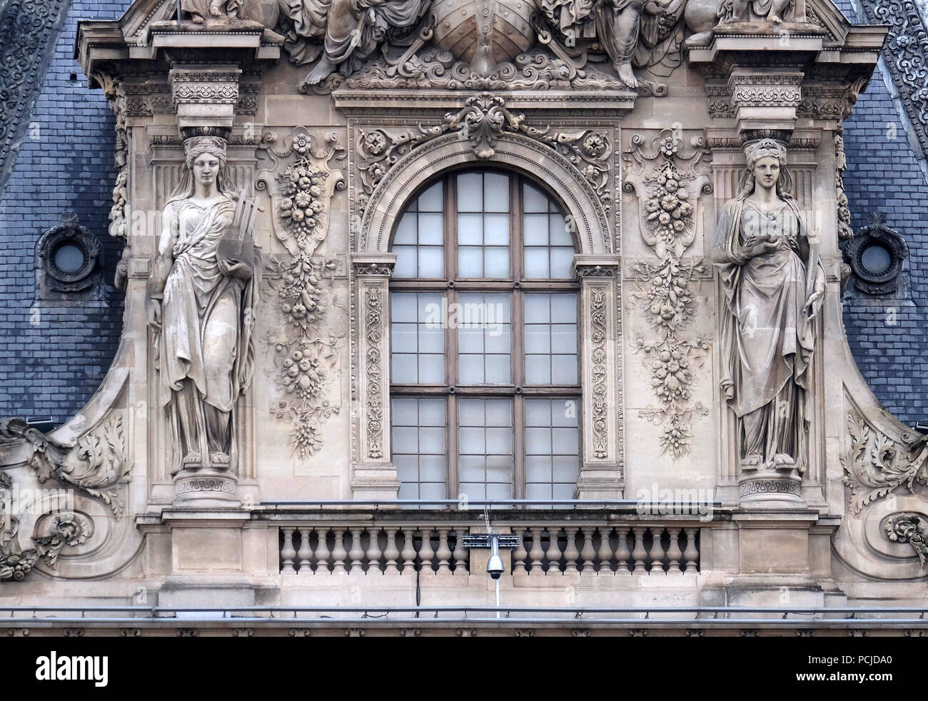 Architektonische Fragmente von Louvre Gebäude. Louvre Museum ist eines der größten und am meisten besuchten Museen weltweit und eine der wichtigsten Sehenswürdigkeiten in Paris. Stockfoto