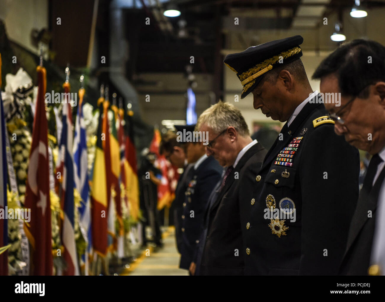 Gen. Vincent K. Brooks, Vereinten Nationen Befehl Commander, zusammen mit UN-Botschafter, vor der Kränze für die gefallenen Soldaten bei einer Rückführung Zeremonie am Osan Flughafen, der Republik Korea, August 1, 2018. Der UNC-Repatriiert 55 Fälle von Überresten aus der Demokratischen Volksrepublik Korea. (U.S. Air Force Foto von Airman 1st Class Ilyana A. Escalona) Stockfoto