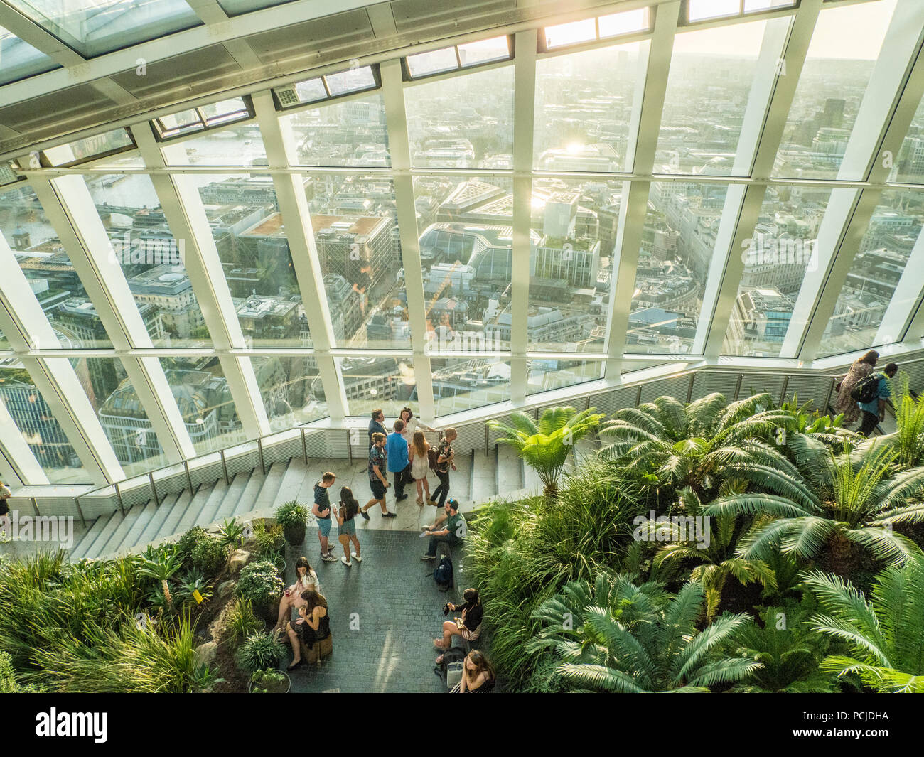 Sky Garden Interieur. Ein öffentlicher Raum innerhalb der Wolkenkratzer in Fenchurch Street nicknamed 'Walkie-Talkie', London, England. Stockfoto