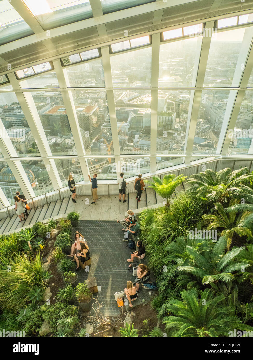 Sky Garden Interieur. Ein öffentlicher Raum innerhalb der Wolkenkratzer in Fenchurch Street nicknamed 'Walkie-Talkie', London, England. Stockfoto