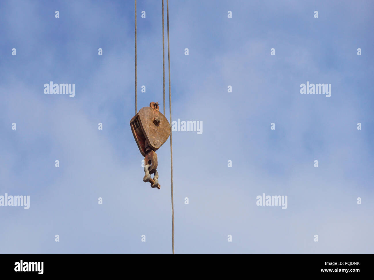 Big Hafenkrane Haken hängen an Seilen. Stockfoto