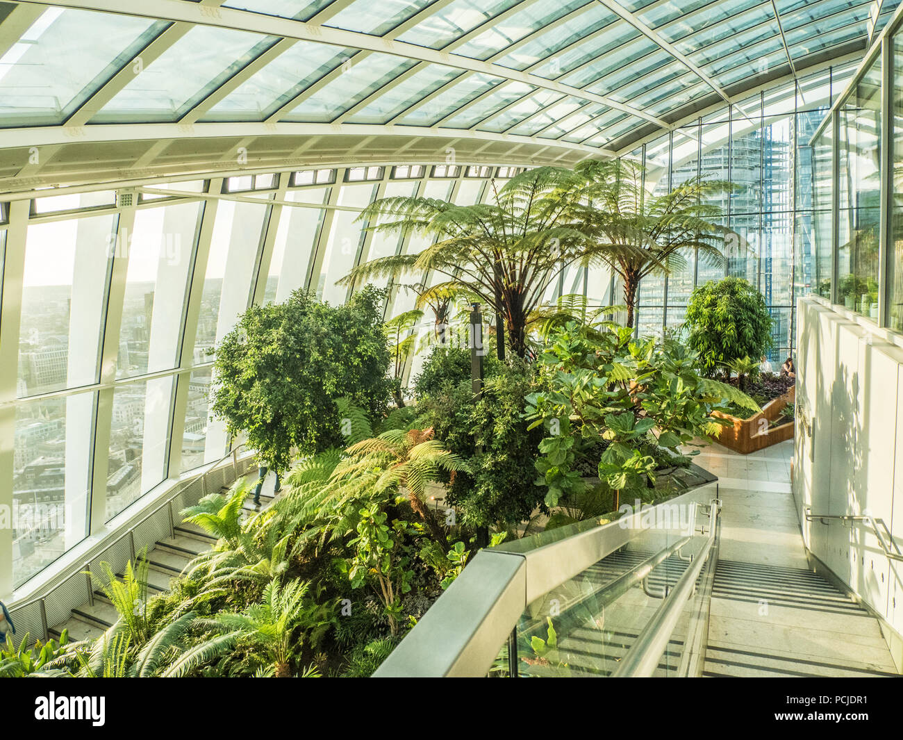 Sky Garden Interieur. Ein öffentlicher Raum innerhalb der Wolkenkratzer in Fenchurch Street nicknamed 'Walkie-Talkie', London, England. Stockfoto