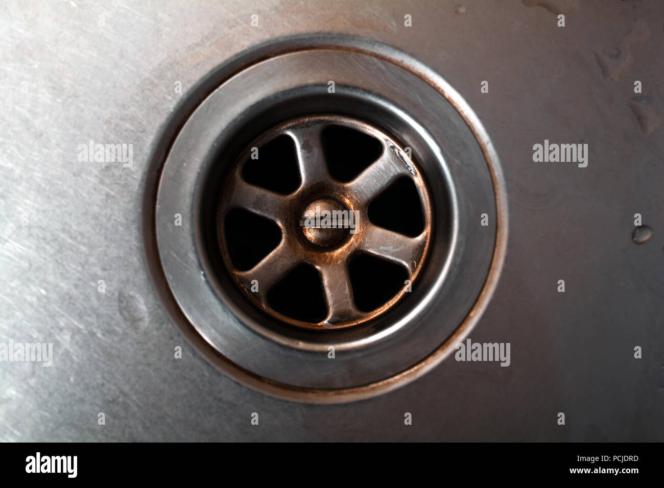 Dunkel Schmutzig Abfluss Der Spule Mit Wassertropfen Von Oben Nach Unten Anzeigen Stockfotografie Alamy