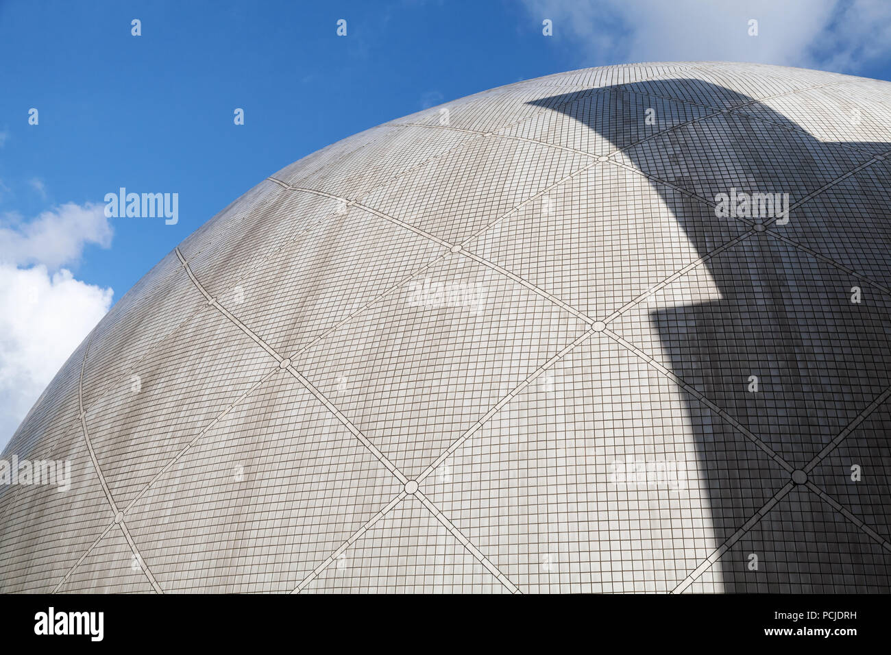 Abstrakte zeitgenössische Architektur, Beton Kugel mit Fliesen Mosaik Stockfoto